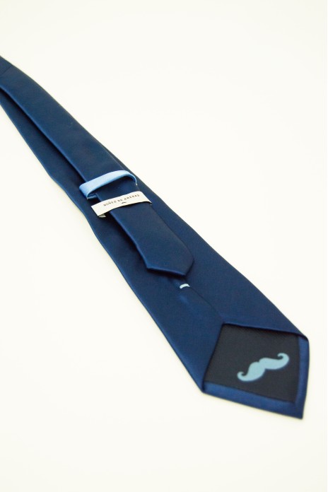 Corbata lisa raso s/ oscuro...