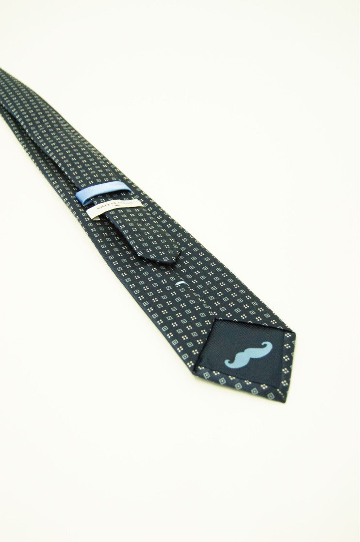 Corbata ancha s/ Dene